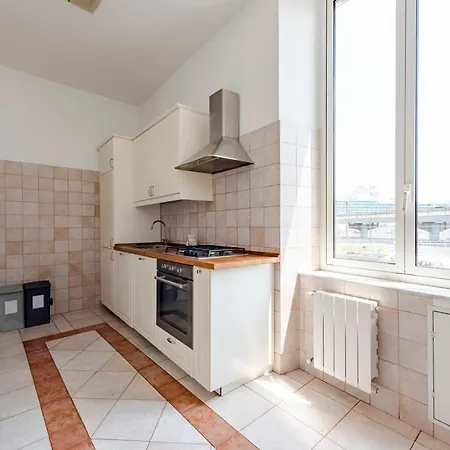 Апартаменты Sunny Flat Next To The Palace Генуя