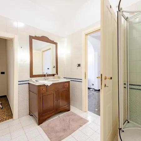 Апартаменты Sunny Flat Next To The Palace