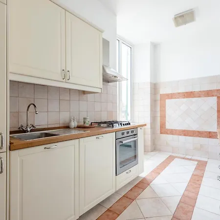 Апартаменты Sunny Flat Next To The Palace Генуя