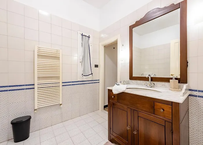 Sunny Flat Next To The Palace *