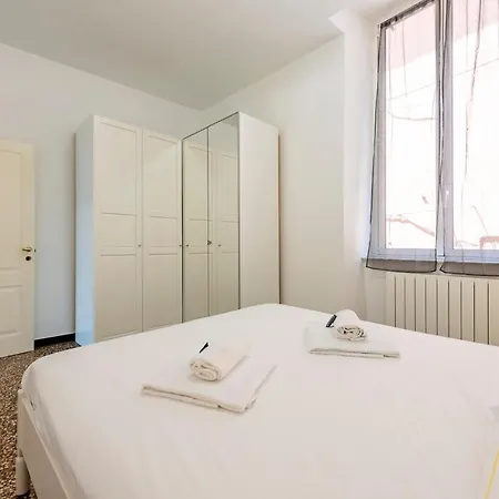 Sunny Flat Next To The Palace Apartment *