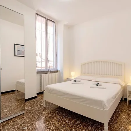 Sunny Flat Next To The Palace Apartment *