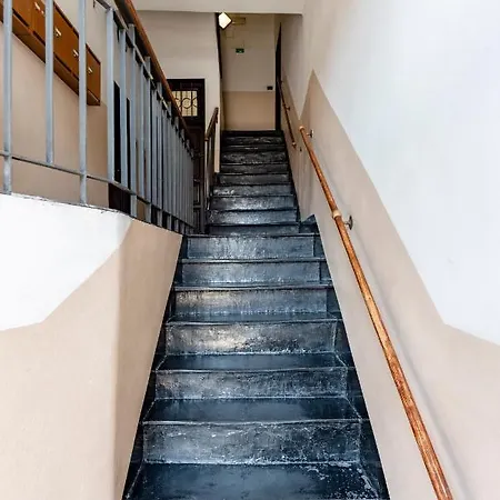 Sunny Flat Next To The Palace