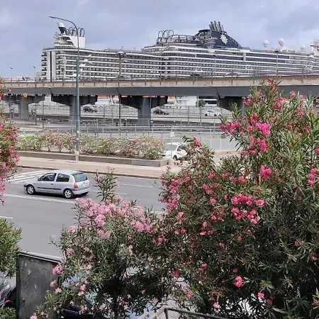 Sunny Flat Next To The Palace Genoa